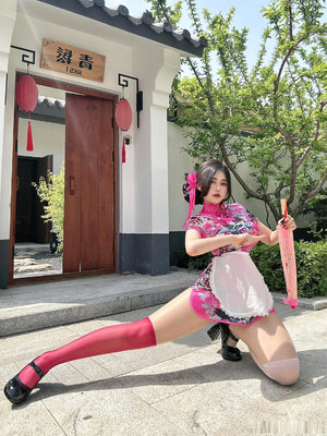 小两口偷偷在家过二人世界